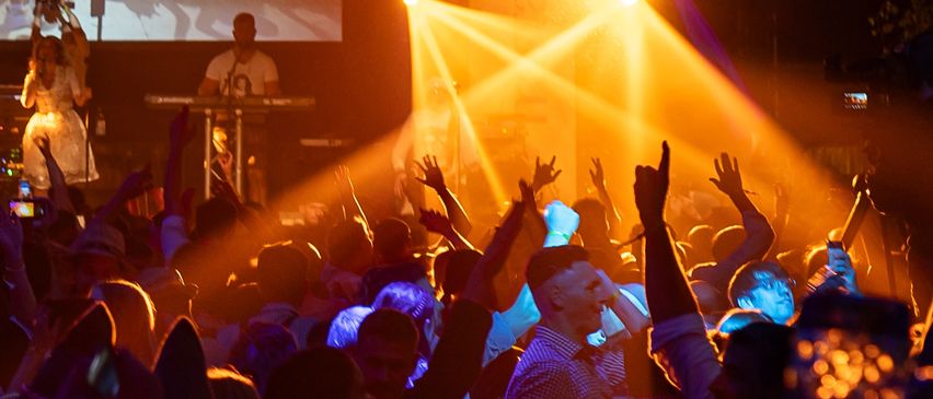 Bild enthält, Urban, Concert, Crowd, Person, Lighting, Adult, Male, Man, Night Life, Club