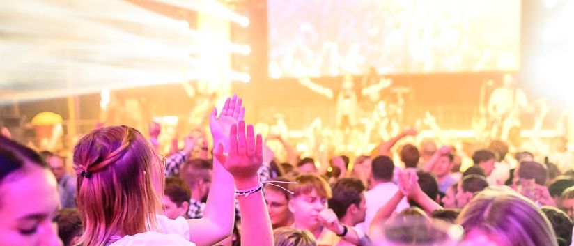 Bild enthält, Urban, Adult, Female, Person, Woman, Hat, Handbag, Bracelet, Glove, Party