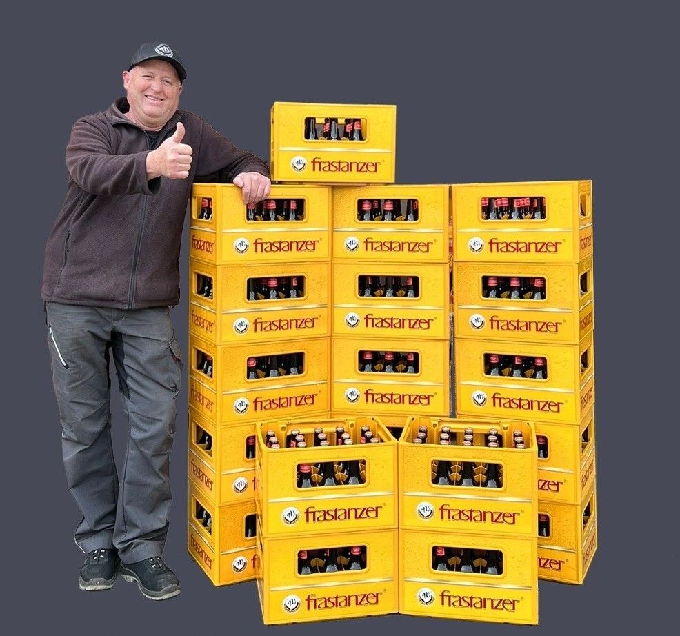 Bild enthält, Adult, Male, Man, Person, Box, Finger, Hand, Face, Head, Machine