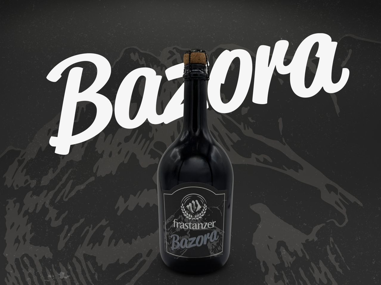 Eine dunkle Flasche mit Korken steht auf einem dunklen Hintergrund mit dem Wort 'BazOra' in weißer Schrift. Die Flasche hat ein Etikett mit dem Text 'frastaNzer Bazora'. Der Hintergrund hat ein Bergdesign.