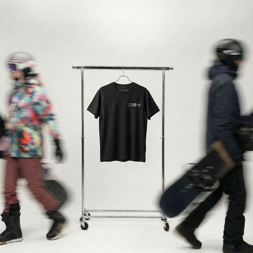 Drei Personen gehen mit Skateboards, eine trägt eine Tasche, eine andere einen Helm, und ein schwarzes T-Shirt hängt an einem Kleiderbügel.