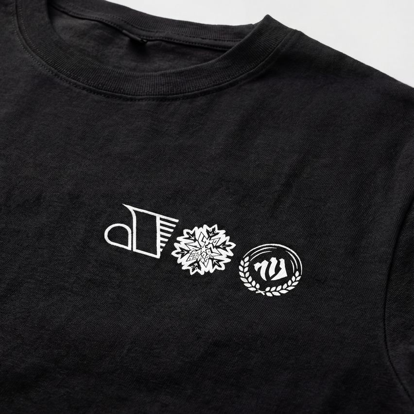 Ein schwarzes T-Shirt mit einem weißen Logo auf der linken Brust und einem kranzartigen Logo auf der rechten Seite.