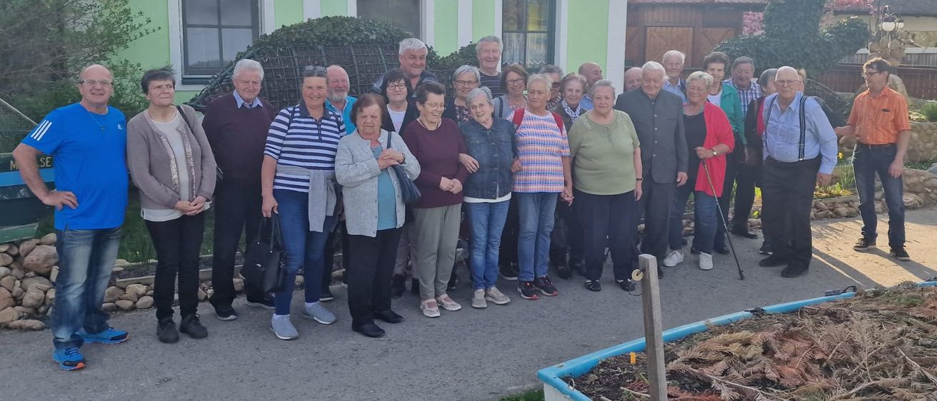 Bild enthält, Pants, People, Person, Shelter, Shoe, Portrait, Adult, Male, Man, Jeans