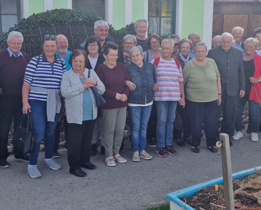 Bild enthält, Pants, People, Person, Shelter, Shoe, Portrait, Adult, Male, Man, Jeans