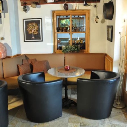 Bild enthält, Furniture, Architecture, Building, Indoors, Lounge, Living Room, Room, Table, Home Decor