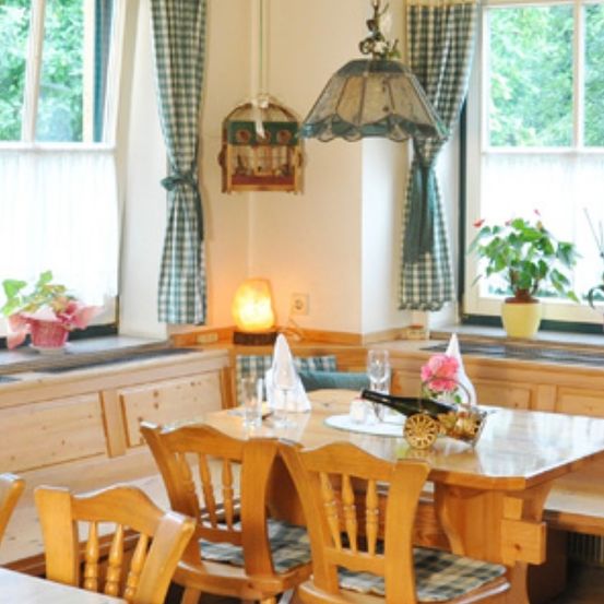 Bild enthält, Dining Room, Dining Table, Furniture, Indoors, Table, Interior Design, Home Decor, Restaurant, Chair, Wood