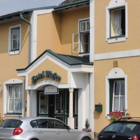 Bild enthält, Architecture, Building, Housing, House, Car, Transportation, Vehicle, Row House, Machine, Wheel