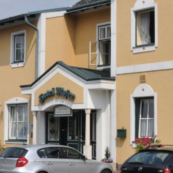 Bild enthält, Architecture, Building, Housing, House, Car, Transportation, Vehicle, Row House, Machine, Wheel