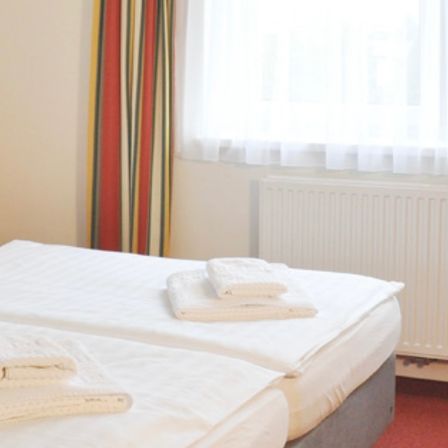 Bild enthält, Chair, Furniture, Bed, Home Decor, Cushion, Hostel, Indoors, Interior Design, Bedroom, Pillow