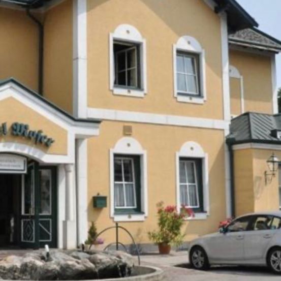 Bild enthält, Building, Hotel, Neighborhood, Car, Vehicle, City, Wheel, Inn, Housing, Villa