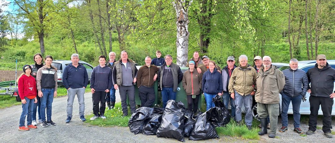 Bild enthält, People, Person, Coat, Pants, Jacket, Vegetation, Walking, Tree, Park, Groupshot
