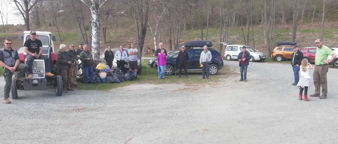 Bild enthält, Person, Shoe, Car, Hat, People, Walking, Glasses, Handbag, Wristwatch, Outdoors