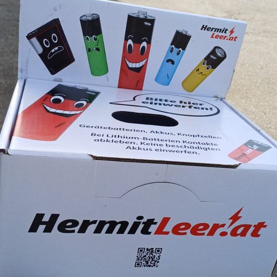 Bild enthält, Advertisement, Box, Poster, Electronics, Phone, Wheel, Mobile Phone, Business Card, Car, Credit Card