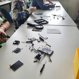 Bild enthält, Boy, Child, Male, Person, Table, Tabletop, Floor, Student, Factory, Desk