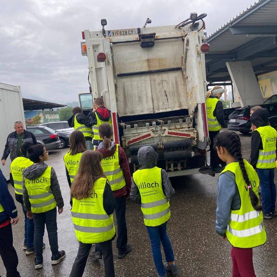 Bild enthält, Person, Worker, Boy, Child, Male, Jeans, Shoe, Truck, Vehicle, Jacket