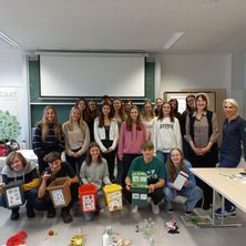 Bild enthält, People, Person, Adult, Female, Woman, School, Classroom, Boy, Child, Male