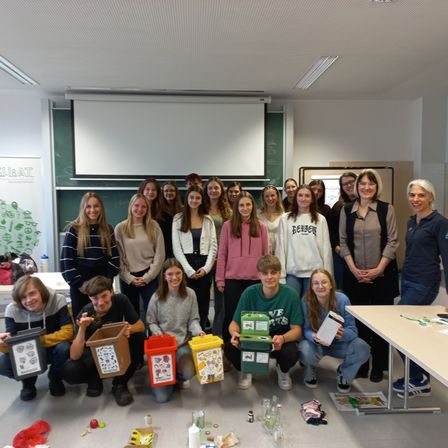 Bild enthält, People, Person, Adult, Female, Woman, School, Classroom, Boy, Child, Male