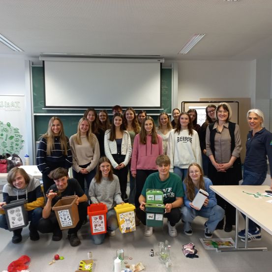 Bild enthält, People, Person, Adult, Female, Woman, School, Classroom, Boy, Child, Male