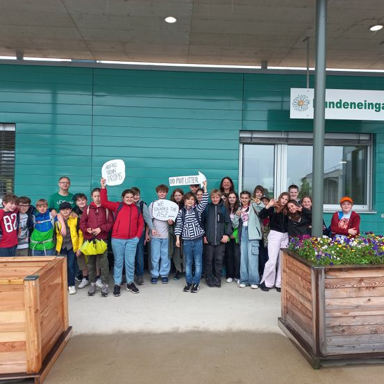 Bild enthält, Potted Plant, Wood, Plywood, Jar, Planter, Pottery, Pants, Person, Building, Jeans