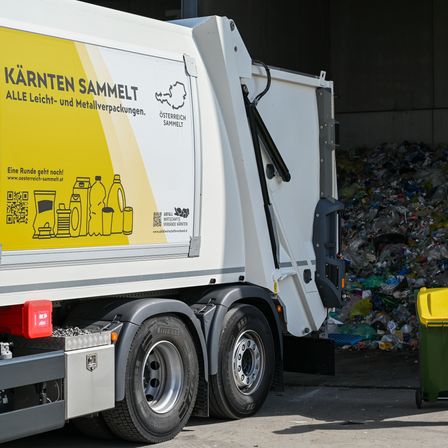 Bild enthält, Adult, Male, Man, Person, Truck, Vehicle, Wheel, Hardhat, Shorts, Shoe