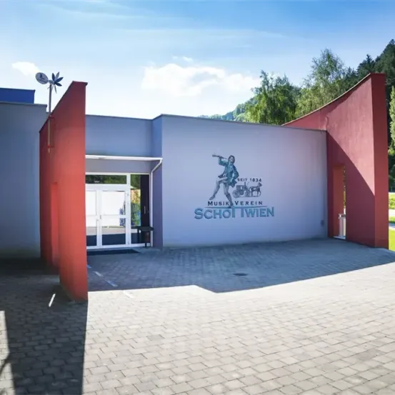 Der Eingang des Schoß Verein Musiksaals. An der Wand ist ein Wandbild eines Mannes mit einer Waffe zu sehen.