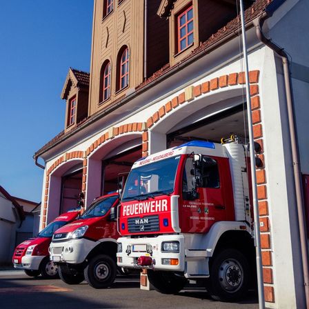Bild enthält, Transportation, Truck, Vehicle, Fire Truck, Fire Station, Moving Van, Van, Machine, Wheel