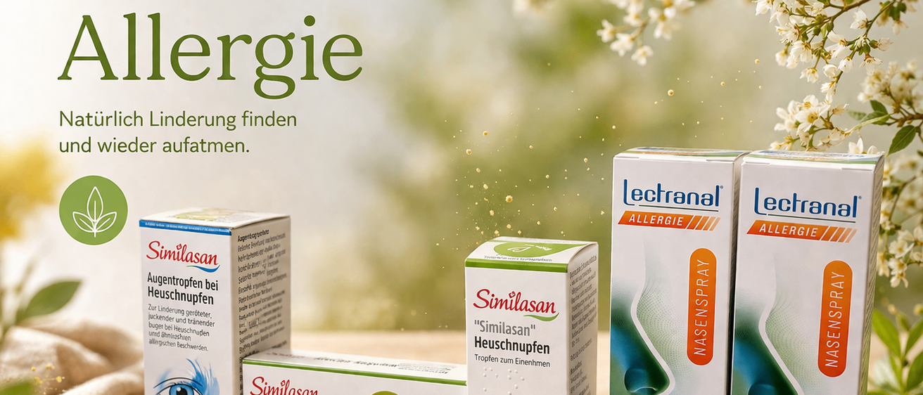 Drei Schachteln Allergie-Medikamente stehen auf einer Holzoberfläche. Das Wort 'Allergie' ist in großen grünen Buchstaben prominent angebracht. Blumen bilden den Hintergrund.