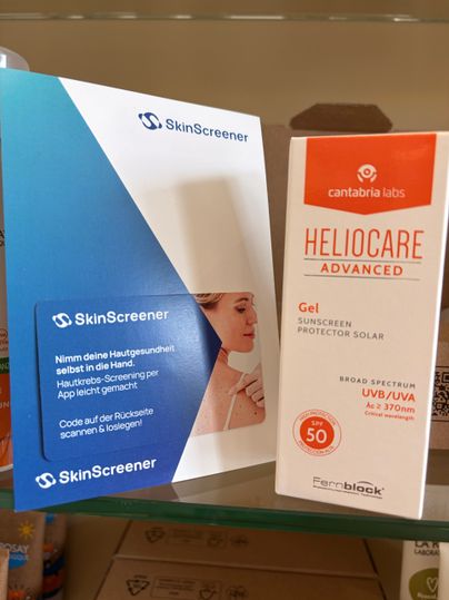 Zwei Sonnenschutzprodukte im Angebot: ein SkinScreener-Kit und eine Heliocare Advanced Gel-Box. Das SkinScreener-Kit zeigt eine Frau, die Sonnencreme aufträgt, während die Heliocare Advanced Gel-Box ein breites Spektrum SPF 50-Etikett hat.