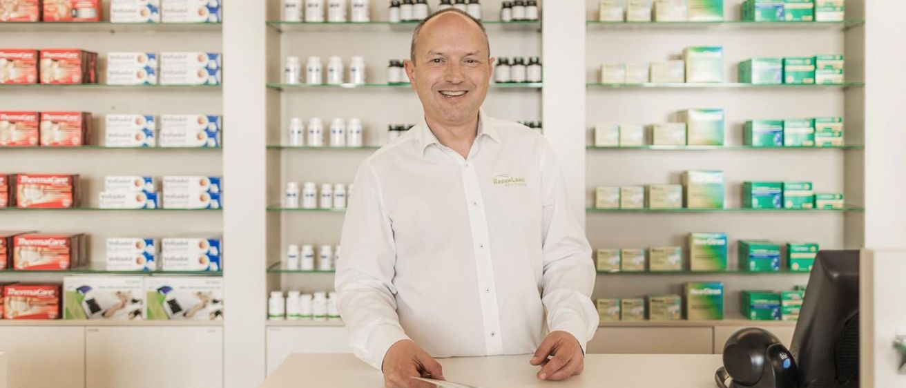 Bild enthält, Shop, Shelf, Pharmacy, Adult, Male, Man, Person, Monitor, Screen, Face