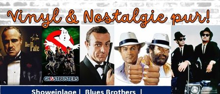 Veranstaltungsplakat mit einer Collage von ikonischen Filmen aus den 70er und 80er Jahren. Das Event ist für den 10. April 2026 um 18:00 Uhr geplant. Vinyl- und Nostalgie-Thema. DJs spielen TV-Hits und Filmmusik.