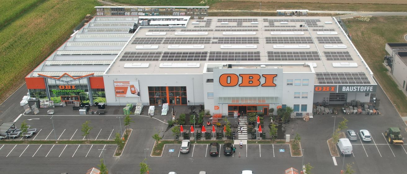 Bild enthält, Architecture, Building, Outdoors, Aerial View, Transportation, Vehicle, Car, Parking Lot, Bus, Truck