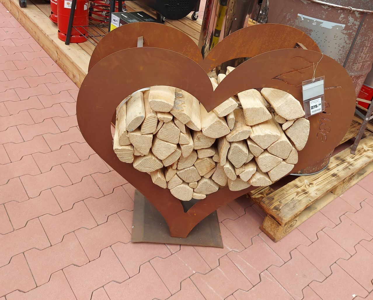 Bild enthält, Wood, Path, Walkway, Flagstone, Symbol, Lumber, Love Heart Symbol, Plywood