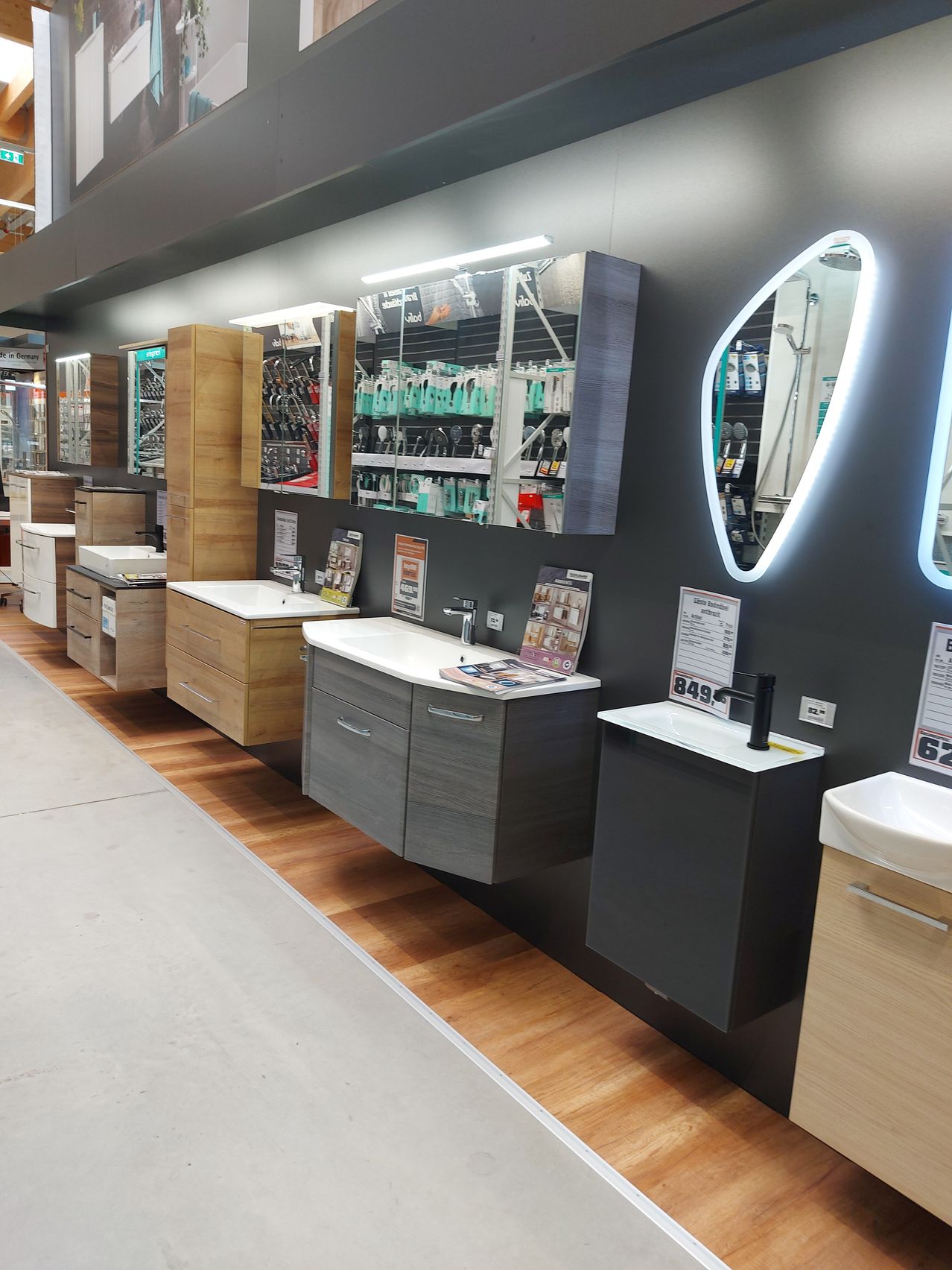 Bild enthält, Indoors, Shop, Architecture, Building, Market, Grocery Store, Supermarket, Checkout Counter