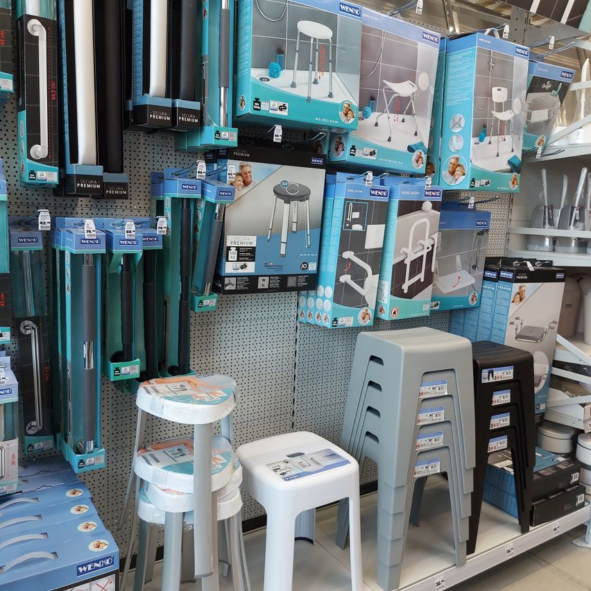 Bild enthält, Furniture, Bar Stool, Indoors, Person, Architecture, Building, Shop, Room, Toilet, Interior Design