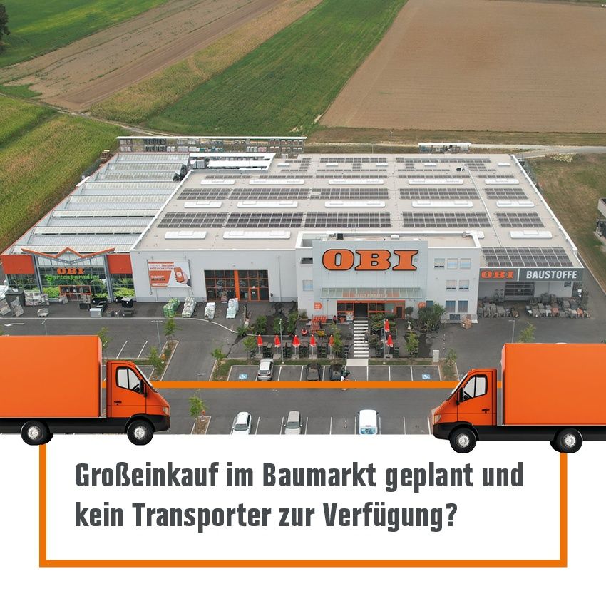Luftaufnahme eines großen Gebäudes mit Solarpanelen, gekennzeichnet mit OBI. Zwei orangefarbene Lkws sind davor geparkt. Der Textüberlagerung lautet: 'Großeinkauf im Baumarkt geplant und kein Transporter zur Verfügung?'