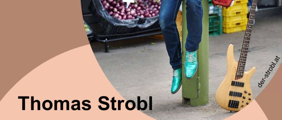 Ein Mann mit Gitarren und Akkordeon steht in einem Markt und bewirbt ein Kabarett von Thomas Strobl.