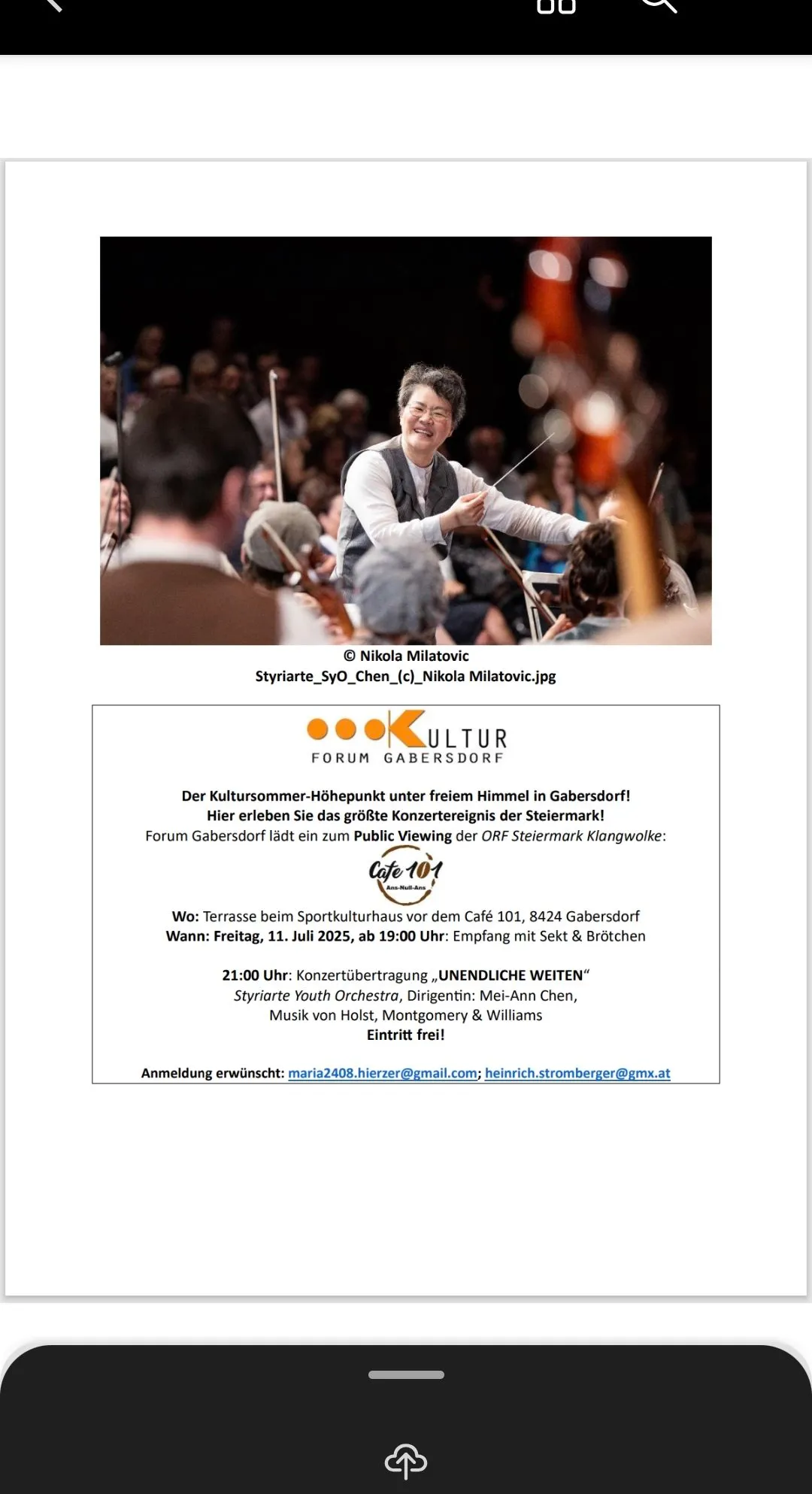 Ein Foto eines Dirigenten, der ein Orchester leitet, mit einem Wasserzeichen von Nikola Milatovic. Der deutsche Text beschreibt eine kulturelle Veranstaltung im Forum Gabersdorf, einschließlich eines kostenlosen öffentlichen Vorschaus der ORF Steiermark Klangwolke. Die Veranstaltung präsentiert das Styriarte Jugendorchester, dirigiert von Mei-Ann Chen, mit Musik von Holst, Montgomery und Williams. Der Eintritt ist frei.