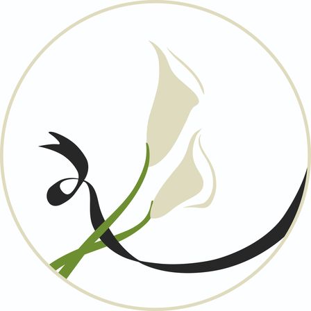 Ein abstraktes kreisförmiges Design zeigt zwei weisse Calla-Lilien mit grünen Stielen vor weissem Hintergrund. Die Lilien sind von einem schwarzen Band umgeben.