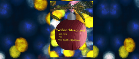 Ein Weihnachtsschmuck hängt an einem Ast gegen einen Hintergrund aus bunten Lichtern. Der Schmuck trägt die Aufschrift 'Weihnachtskonzert' mit dem Datum '18.12.2025' und der Zeit '17:30'. Der Ort ist 'Aula des BG/BRG Weiz'.