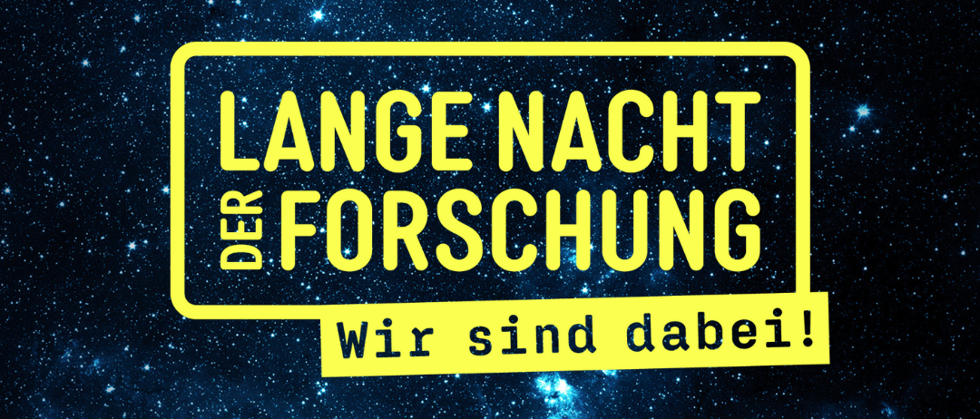 Ein Plakat für 'Lange Nacht der Forschung'. Der Hintergrund zeigt einen Sternenhimmel und der Text ist gelb. Das Datum ist 24.04.2026.