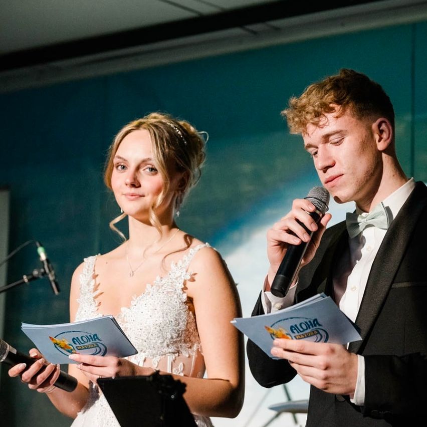 Bild enthält, Adult, Female, Person, Woman, Microphone, Male, Man, Wedding, Suit, Tie