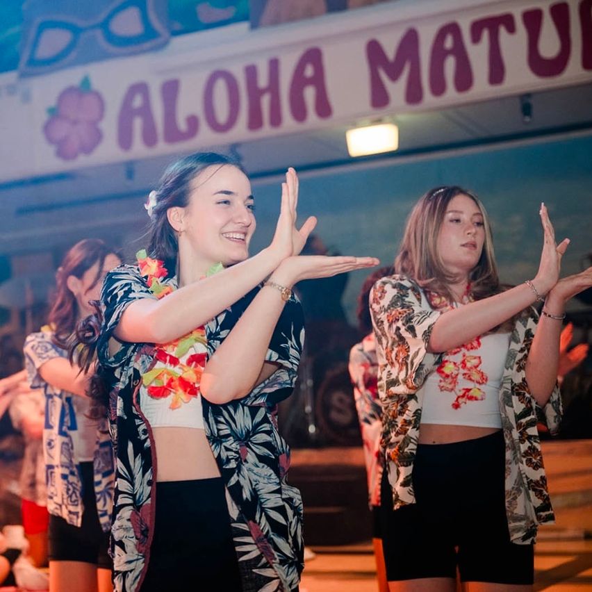 Bild enthält, Urban, Adult, Female, Person, Woman, Dancing, Clothing, Shorts, Night Life, Face