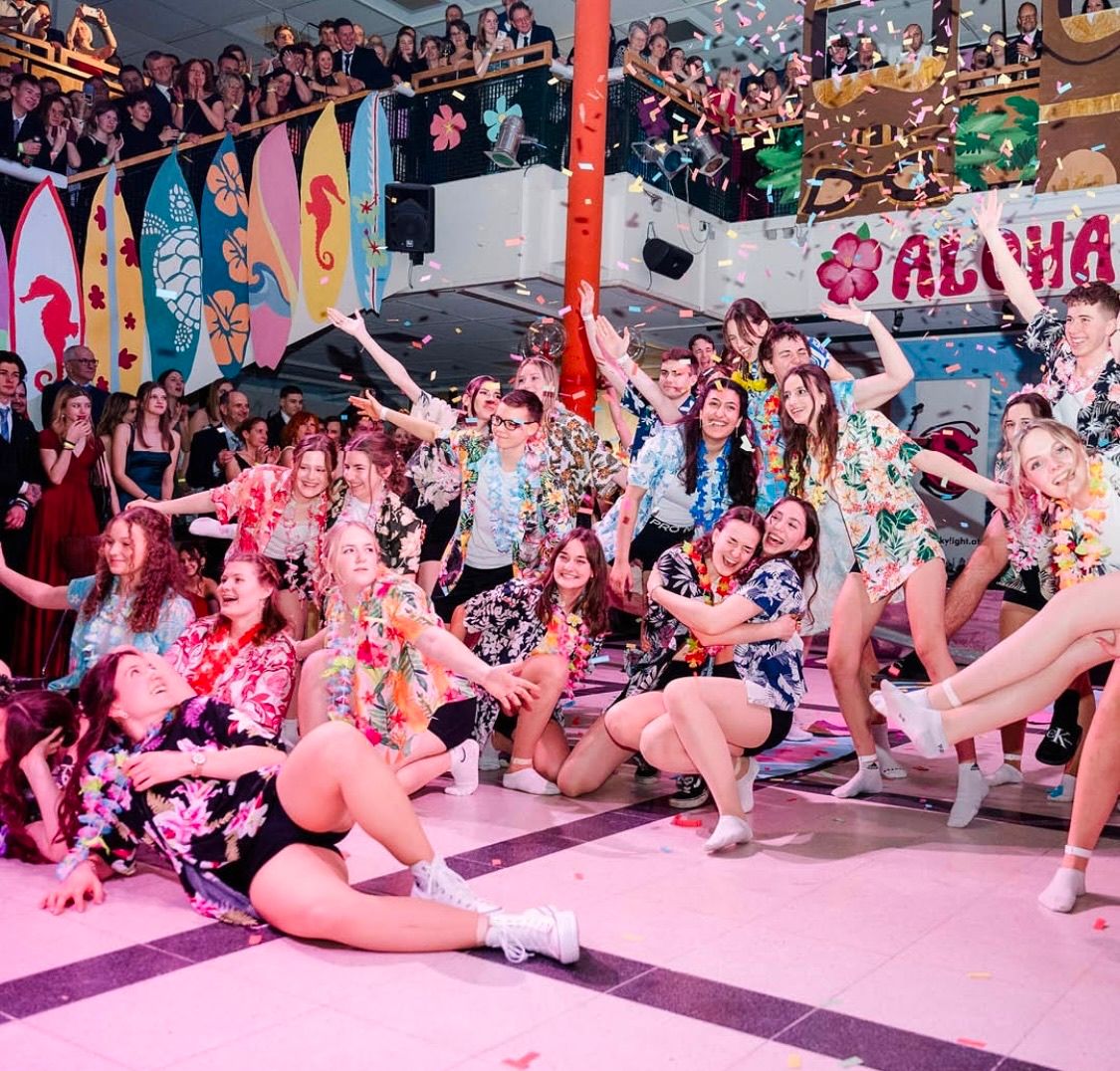 Bild enthält, People, Person, Adult, Female, Woman, Urban, Bride, Face, Glasses, Shoe