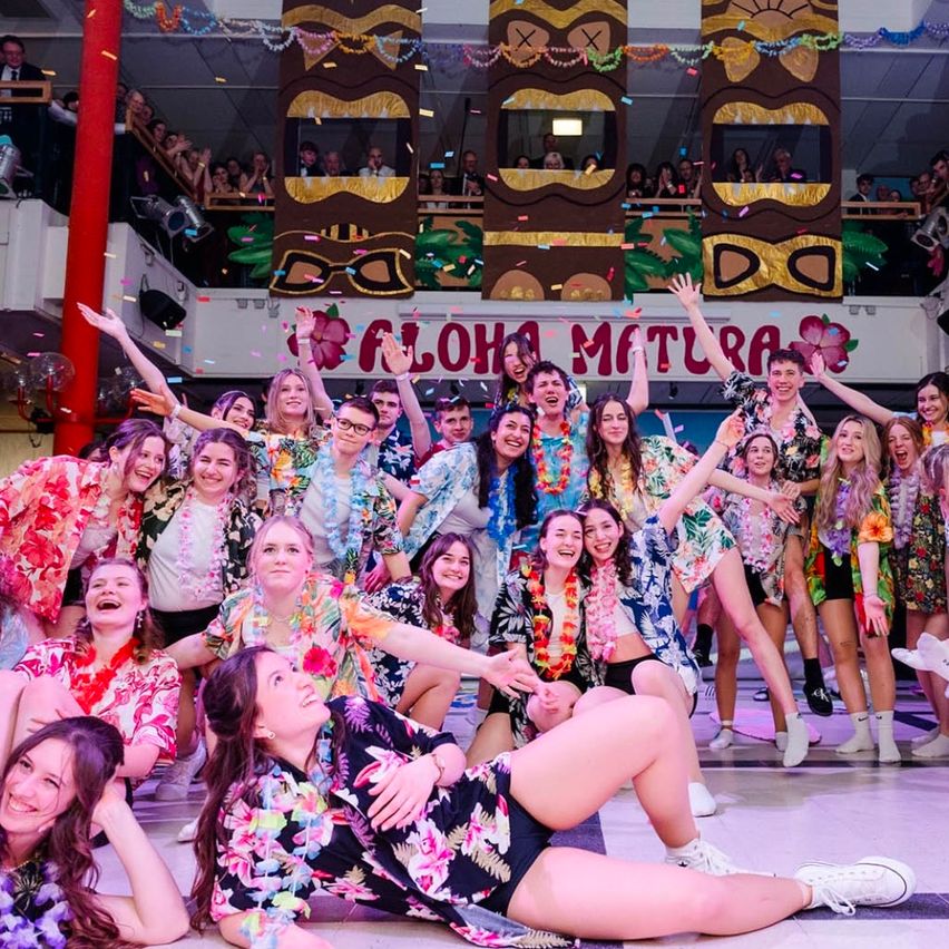 Bild enthält, People, Person, Adult, Female, Woman, Urban, Face, Footwear, Shoe, Celebrating