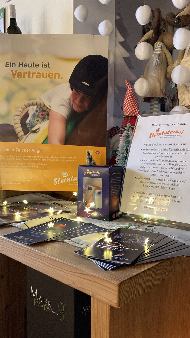 Bild enthält, Advertisement, Poster, Person, Clothing, Hat, Book, Publication, Wood, Face, Head