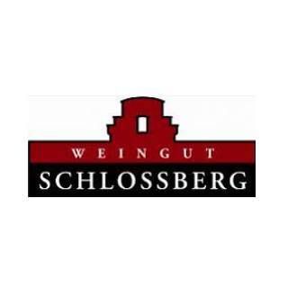 Das Logo für Weingut Schlossberg ist auf einem weißen Hintergrund zu sehen. Es zeigt ein rotes Schloss mit zwei Türmen, einem schwarzen Banner und dem Text 'Weingut Schlossberg' in großen, roten, großgeschriebenen Buchstaben.