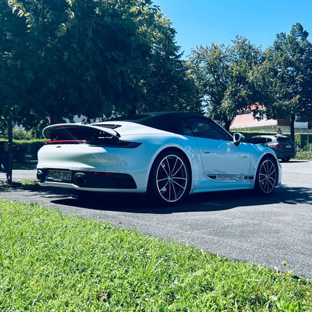 Bild enthält, Car, Vehicle, Machine, Wheel, Tire, Bumper, Alloy Wheel, Car Wheel, Spoke, Person