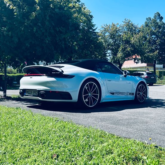 Bild enthält, Car, Vehicle, Machine, Wheel, Tire, Bumper, Alloy Wheel, Car Wheel, Spoke, Person