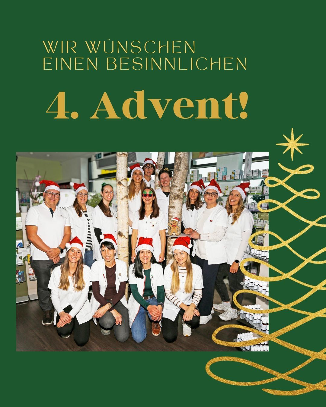 Eine Gruppe von Menschen in weißen Laborkittel und Weihnachtsmützen posiert für ein Foto mit einem Weihnachtsbaum und Dekorationen im Hintergrund. Die Bildunterschrift lautet 'Wir wünschen einen gesegneten 4. Advent!'