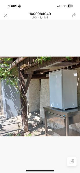 Bild enthält, Architecture, Building, House, Housing, Patio, Appliance, Device, Electrical Device, Refrigerator